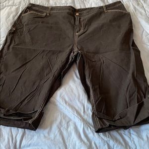 Venezia Cuffed board shorts. Size 24.